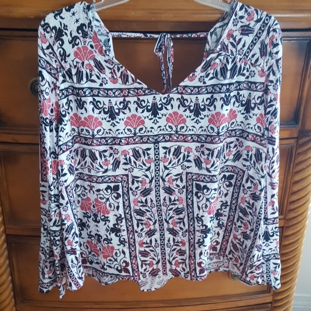 ROXY long sleeve top.sits at waistband or below.